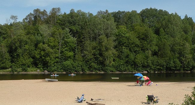 Plage directement en face du chalet